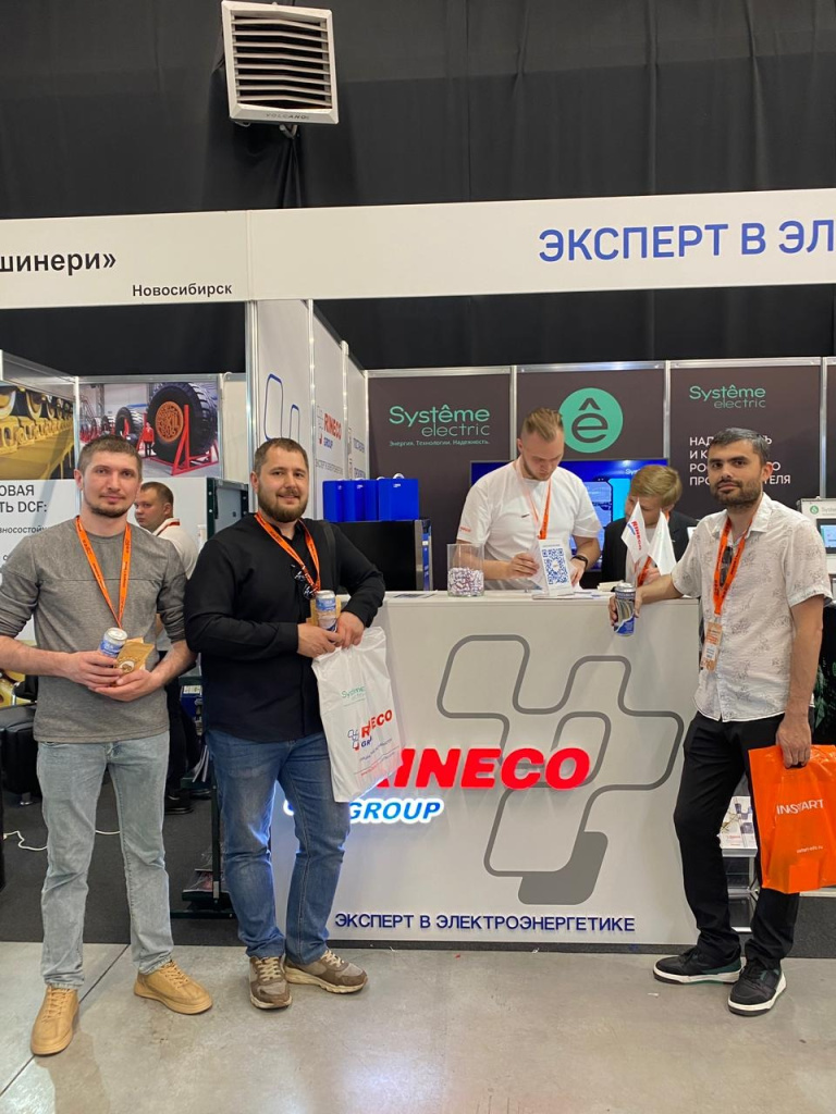 Гости на выставке с подарками